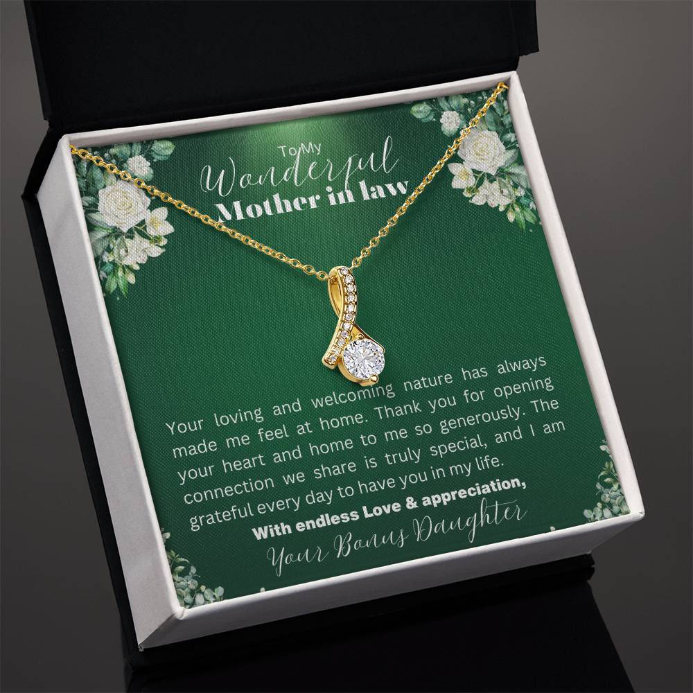 Gift box with a yellow gold necklace for a mother-in-law, expressing love and appreciation. In a grey background.